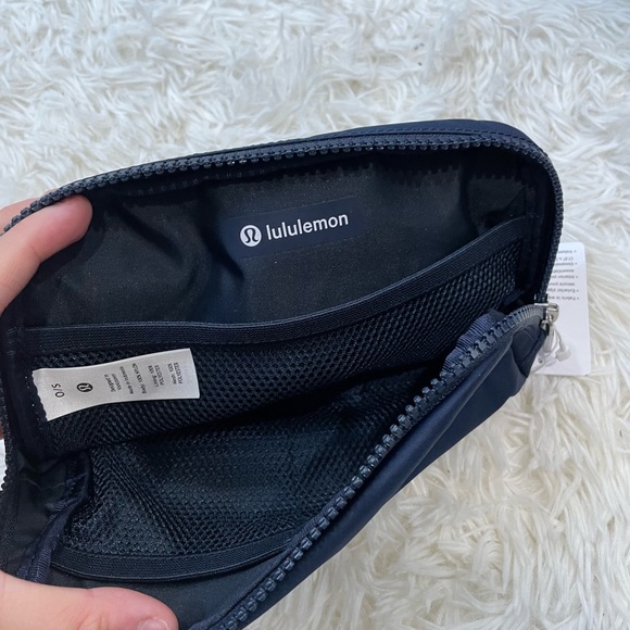 NWT lululemon everywhere belt bag true navy - Picture 2 of 3